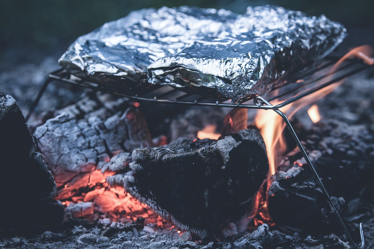 Grillen Asche Glut Feuer Einweggrill Alufolie