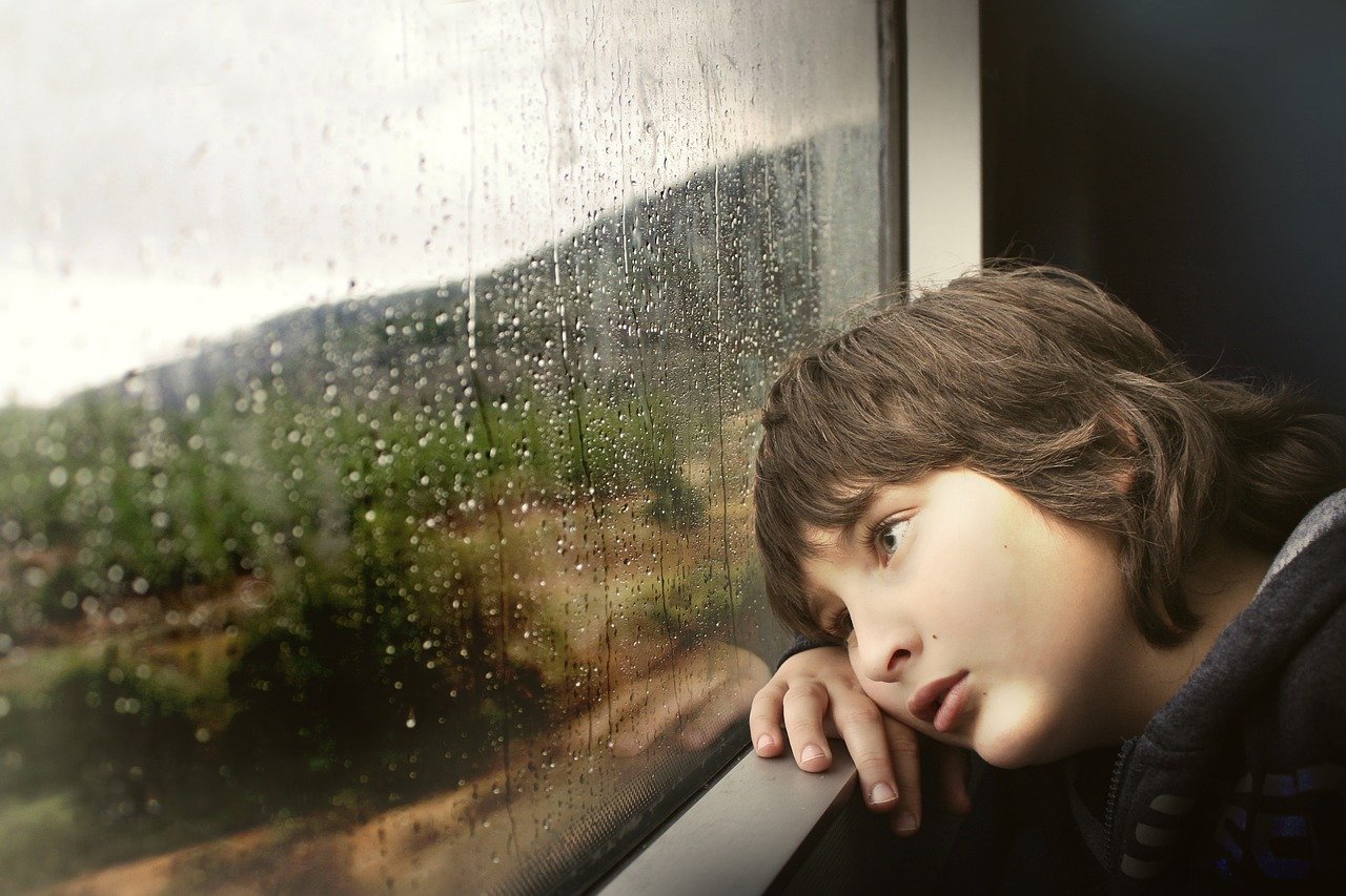 Zug Fenster Junge Regen