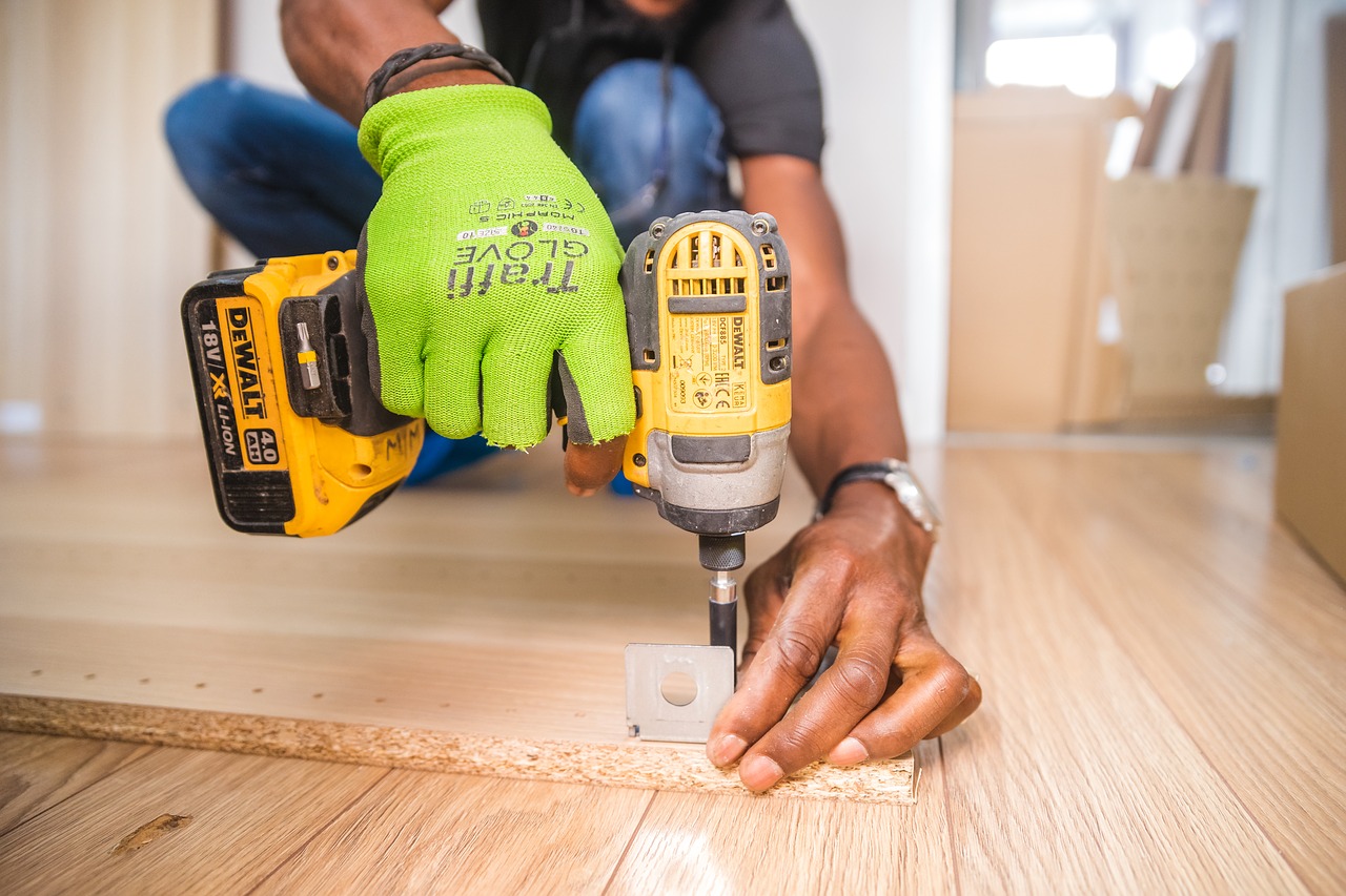 Handwerker Holz Bohrmaschine Bohren Schutzhandschuhe Regal