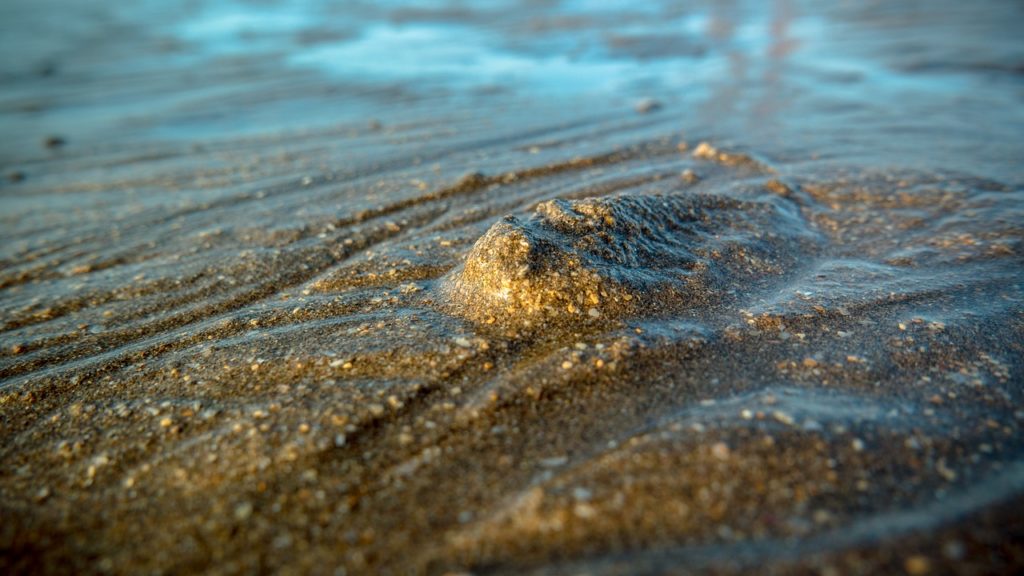 Sand filtert Wasser