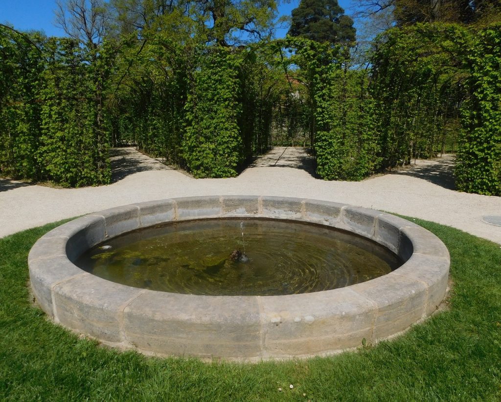Brunnen Wasser Stadtgarten Hecke