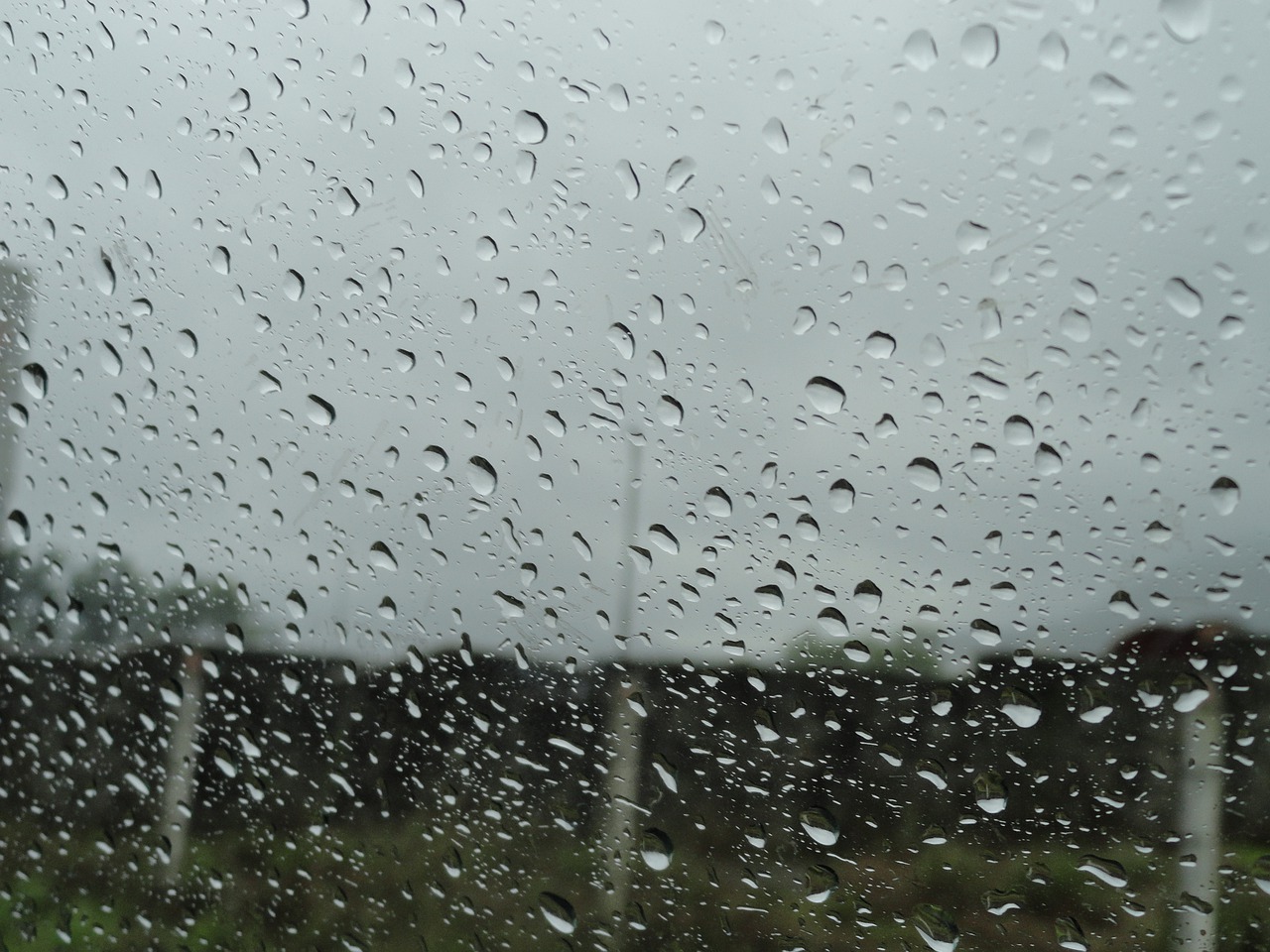 Regentropfen auf einer Scheibe