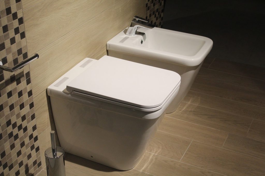 Toilette und Bidet modern