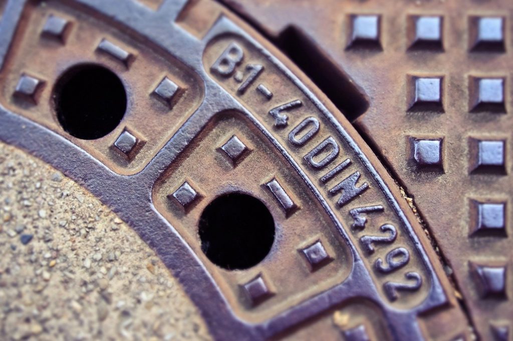 Gullideckel Straße Kanalisation
