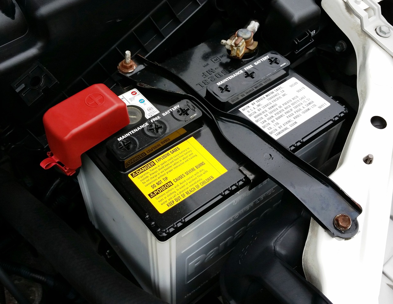Autobatterie Motorhaube