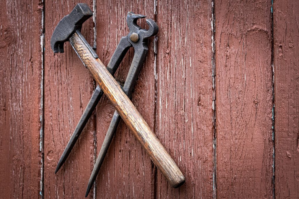 Zange Hammer Wand Holz