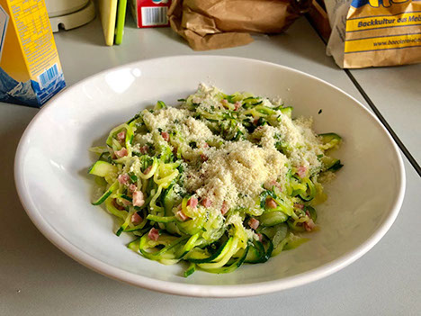 Zuccininudeln mit Speck und Parmesan