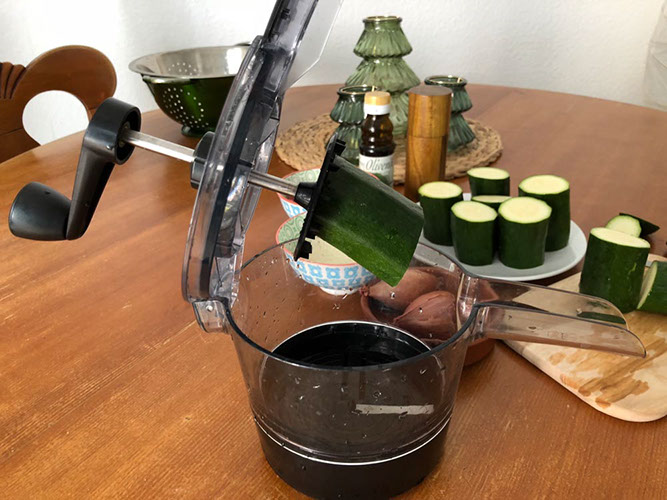 Zuccini schneiden mit dem Spiralschneider
