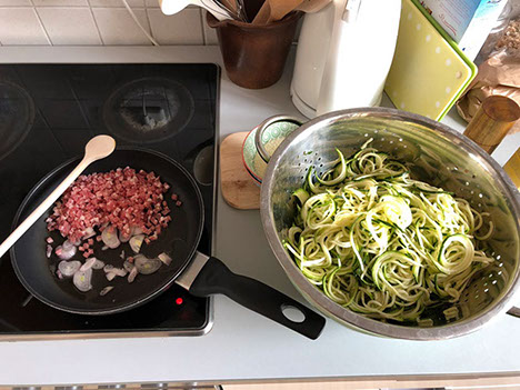 Herd mit Speck, Zwiebeln und Zuccininudeln