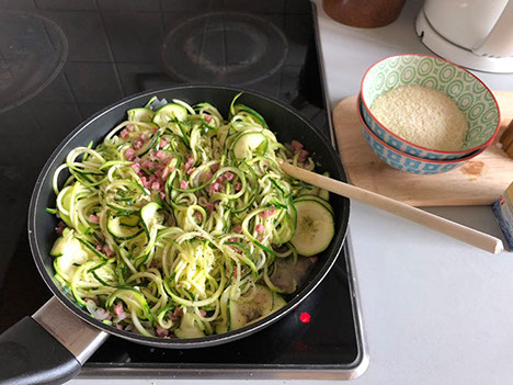 Gemüsespaghetti in der Pfanne