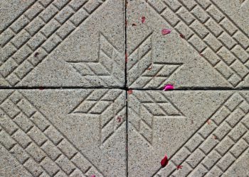 Feinsteinzeug Terrassenplatten & Fliesen reinigen (Tipps)