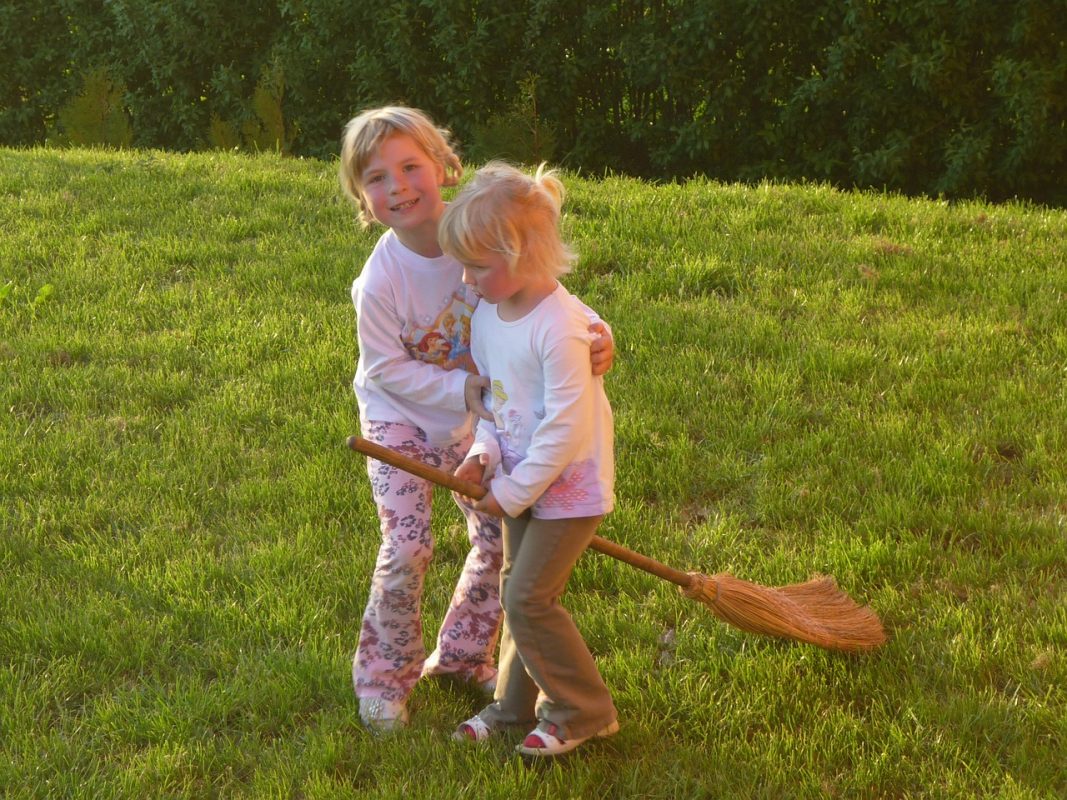 Rasen Garten Rasenpflege Kinder Mädchen Spielen