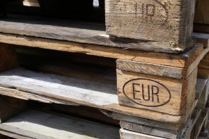 Europaletten gestapelt Holz